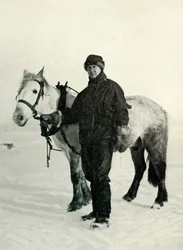 Dr. Wilson og Pony Nobby, c1911, 1913