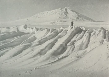 Mount Erebus over et vannslitt isfjell, oktober 1911, 1913