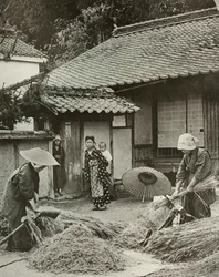 Bondekvinner på vei mot bygg, 1910.
