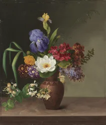 Vase i gresk stil med iris, sorrel og kaprifol