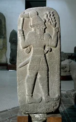 Hettittisk sivilisasjon: basaltstele av stormguden. Det nyhettittiske riket. 9. århundre f.Kr. Fra Babylon. Mål 141 cm. Istanbuls arkeologiske museum