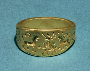 Ring med inskripsjonen «Stor fyrste» i hettittisk hieroglyfskrift (gull)
