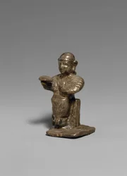Sittende kvinne, ca. 1300 f.Kr. (sølv)