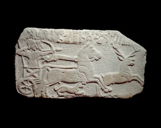 Relieff av jakten: Hettittiske kongen Maradas i en tank jager et rådyr som kongene av Assyria. Ny-hetittisk periode, rundt 1050 - 900 f.Kr. Fra Anatolia. Paris, Musée du Louvre