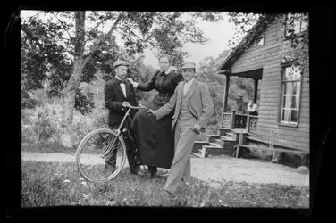Wolter, Blenda og Einar Simberg I hagen til den gule villaen, på verandaen til villaen Elma Simberg