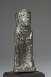 Figur med hette (bronse)