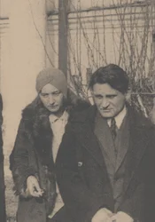 Serafima Suok-Narbut og Yury Olesha ved begravelsen til Vladimir Mayakovsky,