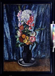 Bukett med blomster i en kanne foran en blå bakgrunn. (Blomster i en svart kanne på blå bakgrunn). Maleri av Ilya Ivanovich Mashkov (Ilia Mashkov, Matchkov) (1881-1944), olje på lerret 1916. Russisk kunst, stilleben tidlig på 1900-tallet. Region