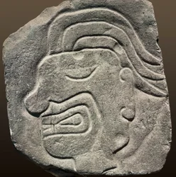 Inka-relieff som representerer et ansikt i profil (stein)