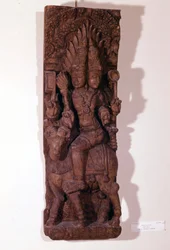Agni, ildguden, avbildet med to hoder (bicefal) på en vær, ifølge hinduistisk mytologi. Treskulptur fra 17. århundre. Paris, Musée Guimet.