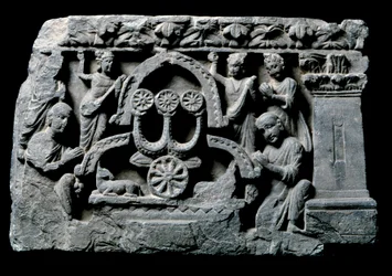Art of Gandhara (eller gresk-buddhisme): "" Buddha i bønn"" miraklet Sravasti (Shravasti eller Savatthi) (Praying Buddha, mirakelet til Sravasti) Relieff av Gandhara-skolen - 2. til 4. århundre - Indian Museum, Calcutta India