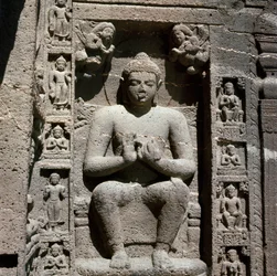 Buddha, utskåret statue i hule 19