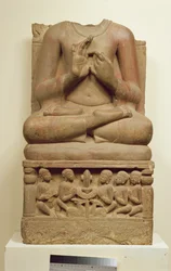 Utskjæring av Buddha i holdningen til å forkynne en preken, Sarnath, Uttar Pradesh, 500-tallet (sandstein)