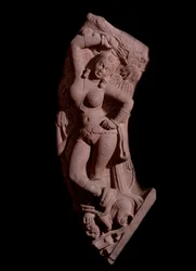Damsel montert på en dverg (rød sandsteinsskulptur, Kushan Empire)