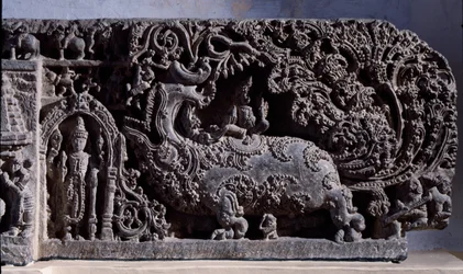 Hinduisme: "" Krishna eller Venugopala, mester for fløytekyrne""" Svart steinskulptur, høyre del (Krishna som Venugopala) 1100-tallet (1100-tallet) fra Halebidu, Mysore - Calcutta, indisk museum