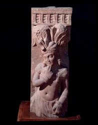 Rishyasringa, en gutt født med hornene til en hjort, ekstatisk etter sin første seksuelle opplevelse (rød sandsteinsskulptur, Kushan Empire)
