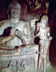 Sittende Buddha gjør den første undervisningsbevegelsen, fra Caitya Hall of Cave 10