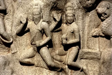 Shiva gir en gave, detalj fra utskjæringen som viser Arjunas bot fra Mahabharata, Pallava (stein)