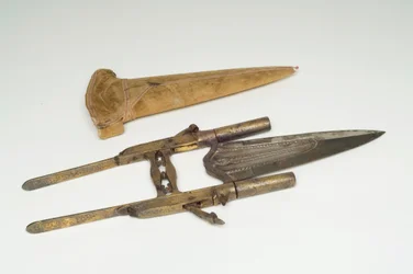 Sword, ca. 1800-35 (gull, tre og metall)