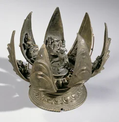Vishnu med lotusen, omgitt av sine inkarnasjoner på de hengslede kronbladene, Øst-India, cirka 1200