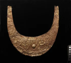 Halvmåneformet ornament (tobelo)