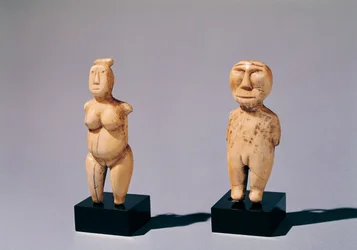 To statuetter av en mann og en kvinne, fra Beringstredet