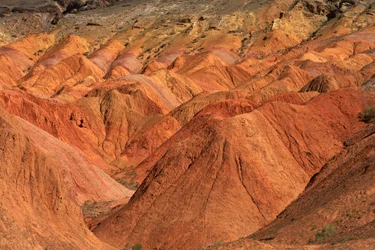 Ved de fargede steinene nær campingplassen ved Wu Cai Wan i Gobiørkenen, Xinjiang,..., 2007 (bilde)