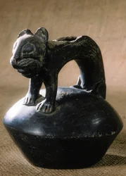 Keramisk kattedyr i Chimu-stil, funnet i Purachuco, Peru. Den anslåtte alderen er 500 - 600 år.