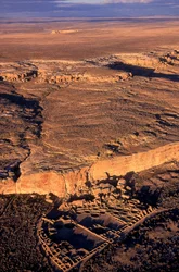 Dypt inne i de avsidesliggende ørkenene i det nordvestlige New Mexico ligger de omfattende ruinene av ...