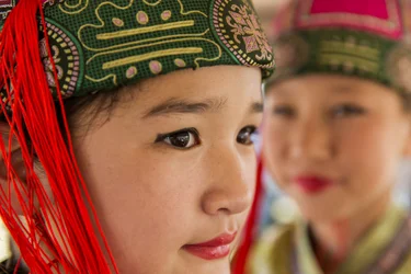 Portrett av en ung jente iført Deel, mongolske tradisjonelle klær ved Naadam i..., 2013 (foto)
