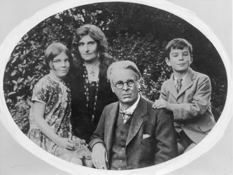 William Butler Yeats (1865-1939) med sin kone Georgie Hyde Lee og barna Anne og Michael