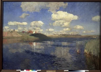 Innsjøen. Utsikt over vidden av innsjøen omkranset av siv, ved bredden, en landsby og dyrkede åkre. Maleri av Isaac (Isaak) Ilyich Levitan (1860-1900), olje på lerret