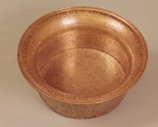 Basseng dekorert med geometriske mønstre, dyr og skrift, laget for Hugh IV av Lusignan (1299-1359) konge av Kypros, egyptisk eller syrisk (hammersmidd kobber og sølv) (se også 69540)