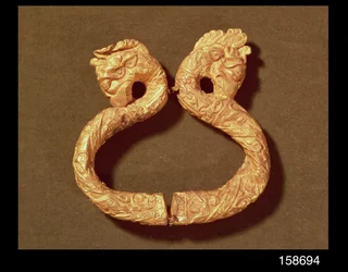 Armbånd med to monsterhoder, 1300-1400-tallet (tre)