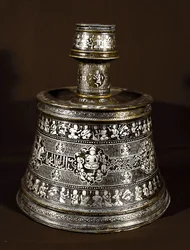 Islamsk kunst: lysestake i sølv og kobber fra 1200-tallet. Kairo, museum for islamsk kunst