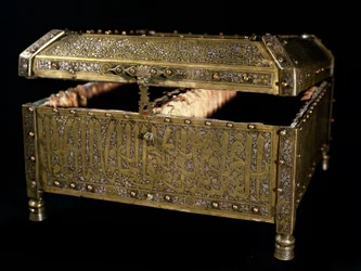 Islamsk kunst: Kiste som brukes til å lagre Koranen i bronse med sølvinnlegg. Art Mamluk fra 1300-tallet. Kairo, museum for islamsk kunst