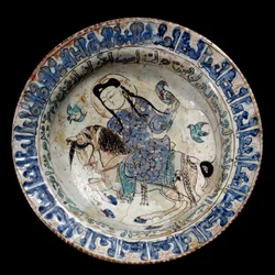 Islamsk kunst: falkonerrytterfat i keramikk. Begynnelsen av 1200-tallet. Fra Iran. Paris, Louvre-museet
