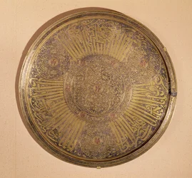 Plate påskrevet med navnet til Sultan Al-Mujahid Saif-ud-din Ali (1322-63) Rasulid-dynastiet, Yemen (metall)