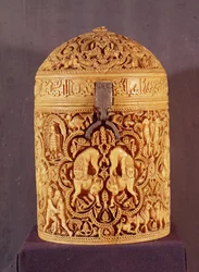 Pyx med et relieff som viser gledene ved det høviske livet, innskrevet med navnet Al-Mughira, sønn av kalifen Abd-al-Rahman III, Umayyad-perioden, fra Cordoba, 968 e.Kr. (se også 101673)