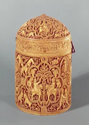 Pyx med et relieff som viser gledene ved det høviske livet, påskrevet med navnet Al-Mughira, sønn av kalifen Abd-al-Rahman III, Umayyad-perioden, fra Cordoba, ca. 968 e.Kr. (se også 101673 og 15
