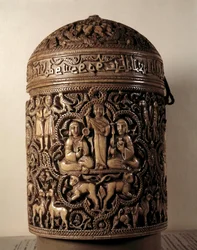 Pyxide (eske) av Al-Mughira (Al Mughira eller Moughira) i elfenben fra Cordoba og beregnet på Emiren, 968. Paris, Louvre-museet