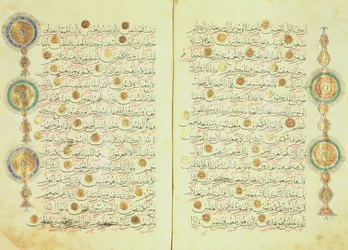 Koran i seldsjukkisk stil med forgylte solstrålemerker og små trær i margen for å lette tellingen og markere punktene for bønnestilling