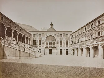 Album "Italie 1882, Napoli, Pise, Gênes, Corniche": Den indre gårdsplassen til Prinsens palass i Monaco