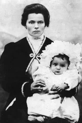 Benito Mussolini som barn med sin mor Rosa Maltoni - 1884 - Benito MUSSOLINI (1883-1945) i armene til sin mor Rosa Maltoni.