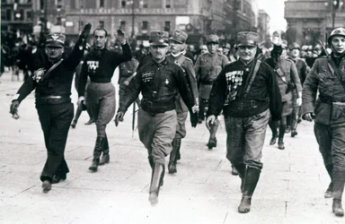 Svarte skjorter Walking on Rome