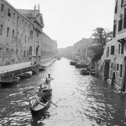 Gondolierer på en kanal i Venezia