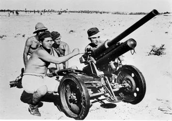 Italiensk antitank i den libyske ørkenen. 1941.