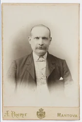 Foto på et postkort som skildrer maleren Albano Lugli