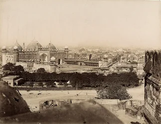 Utsikt over byen Agra og Moti-moskeen (Agra Fort), ca. 1890 (sølv gelatintrykk)