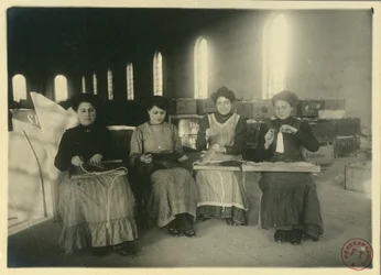 Kvinner som arbeider i passementarie-verksted, Italia, fotografert av F. Trembini